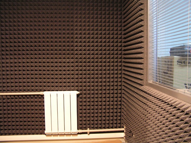 Стены помещения звуковой студии