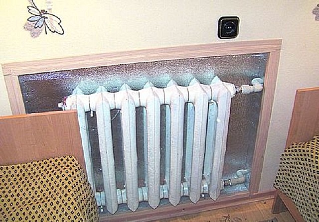 На стене за радиатором целесообразно расположить термоотражающий экран из фольгированного теплоизолятора