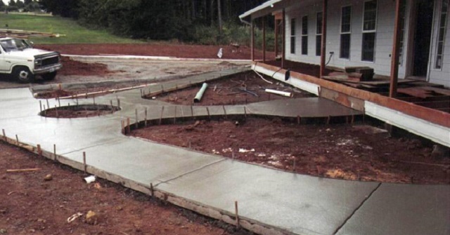 Свежезалитые бетонные дорожки желательно подвергнуть процедуре упрочнения