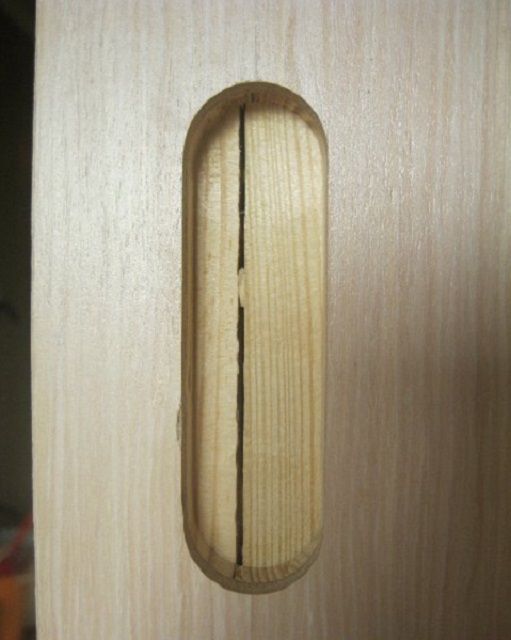 Вырезанный паз для установки дверной ручки