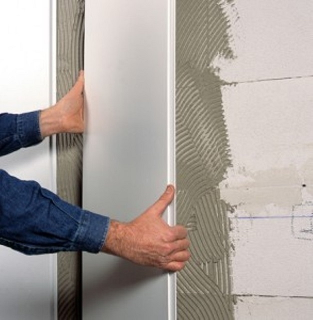 Если стены в ванной не имеют значительных искривлений, то панели ПВХ можно фиксировать и на клей