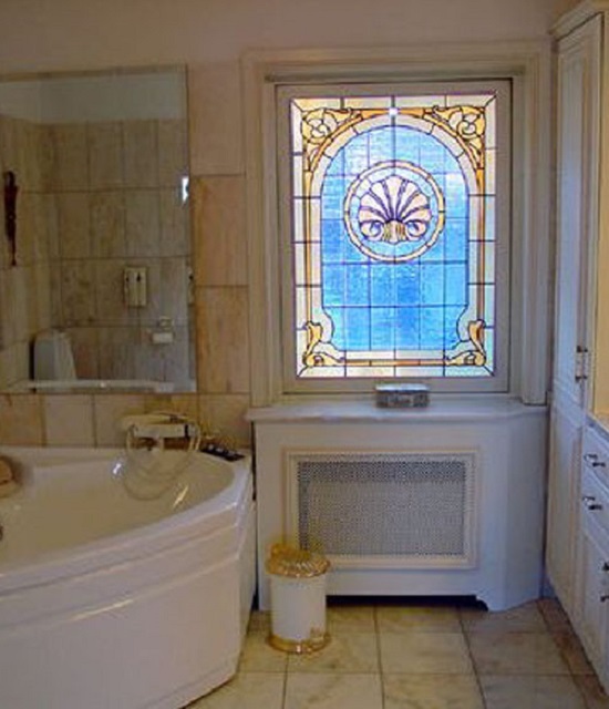 Фальшь-окно в ванной комнате