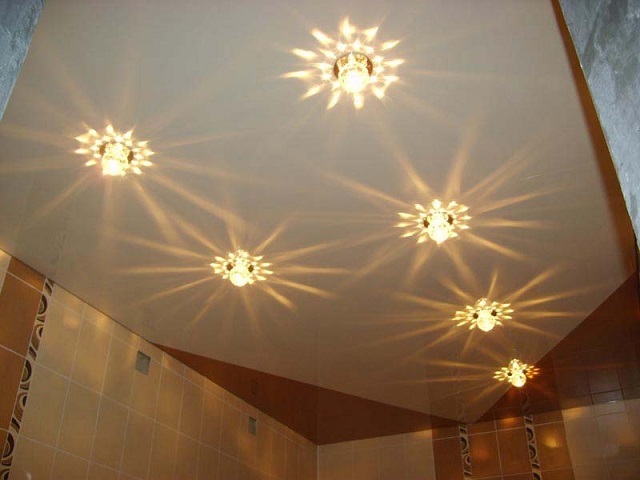 Точечные светильники на потолке ванной