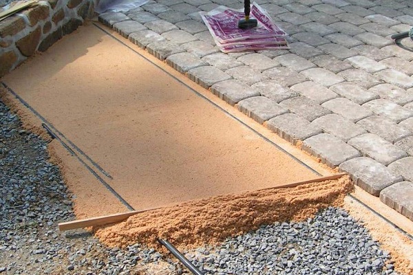 Отсыпка и выравнивание песка