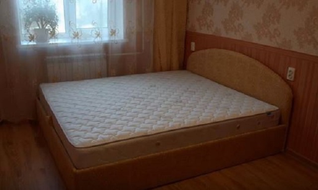 Двуспальная кровать из ДСП с поднимающимся матрасом
