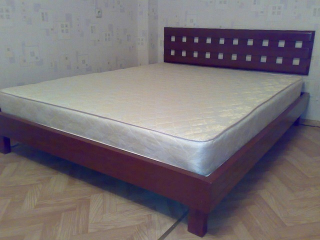 Деревянная двуспальная кровать 