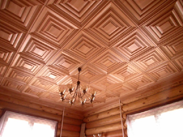 Деревянные декоративные панели придают потолку исключительно 