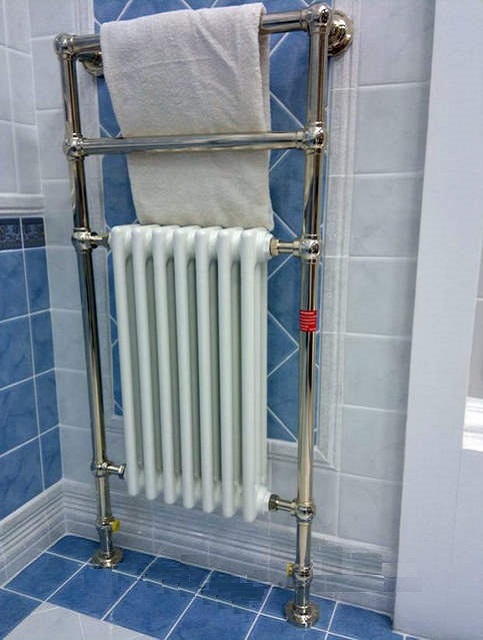 Оригинальная конструкция напольного размещения, объединяющая радиатор отопления и полотенцесушитель