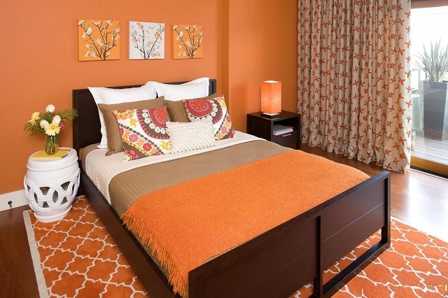 Оранжевый цвет в чистом виде для помещения спальной будет чересчур 
