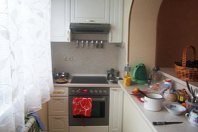 Область бывшего подоконника используется в качестве рабочей кухонной столешницы