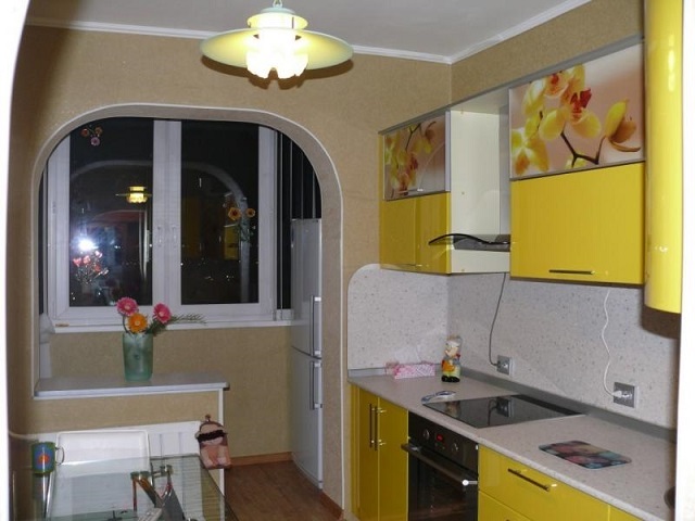 Маленькая кухня + маленький балкон = вполне приемлемое по площади помещение