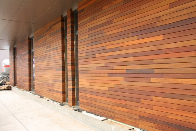 Стена, отделанная деревянным сайдингом