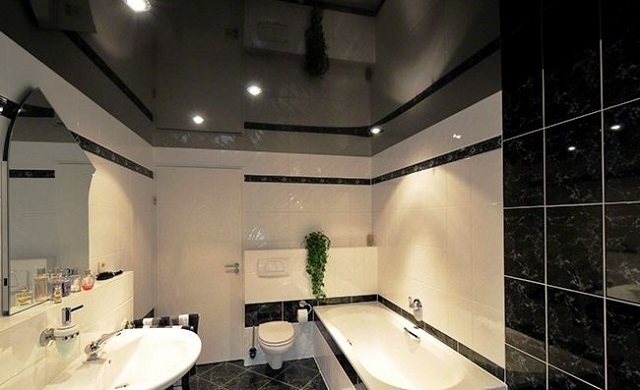 Глянцевые потолки созданы как будто специально для отделки ванных комнат
