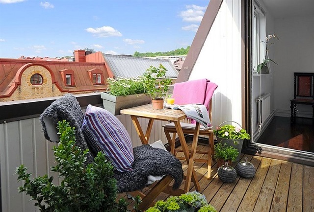 Традиционно балкон оформляется под место для спокойного отдыха