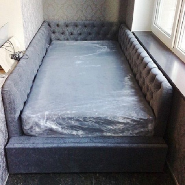 Подобная кровать специально рассчитана под установку на балконе или лоджии