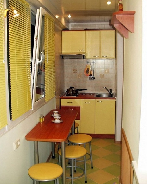 А в этом варианте практически вся кухня оказалась на лоджии, включая плиту и мойку