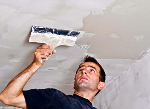 Шпаклевкой лучше всего устранять небольшие дефекты на потолке: трещины и неровности