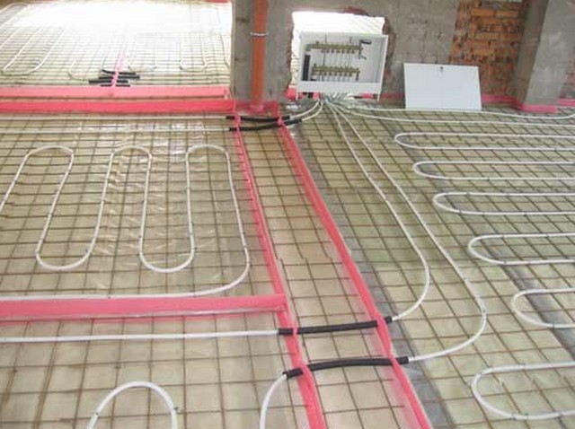 Компенсационные швы будущей стяжки между разными контурами теплого пола и в помещениях с большой площадью
