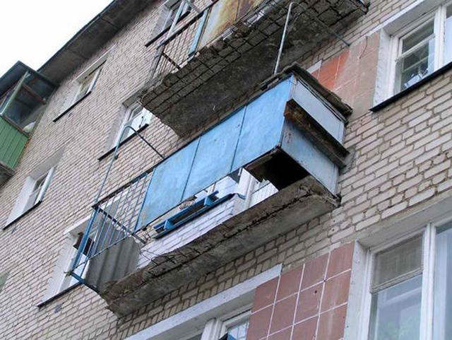 Балконные плиты, подвергнувшиеся обширной эрозии железобетона, превращаются в источник чрезвычайной опасности