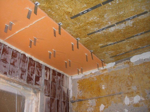 На продетые через плиты утеплителя подвесы спокойно можно монтировать каркасную конструкцию для гипсокартонного потолка.