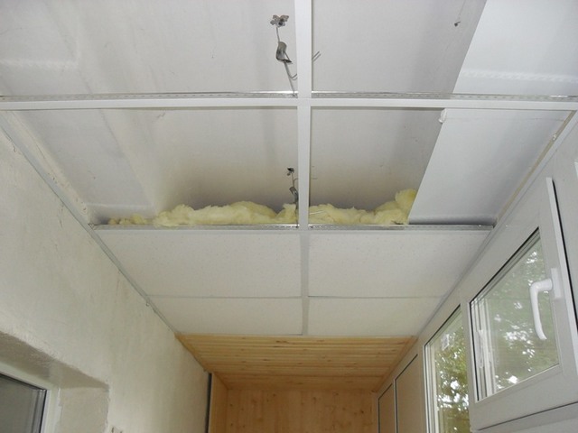 Пример применения потолочной подвесной системы «армстронг» на балконе. Иллюстрацию в качестве образца для подражания рассматривать не следует, так как утепление выполнено, мягко скажем, безалаберно
