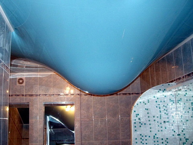 Протечки в ванной - весьма вероятны, и потолок должен быть 