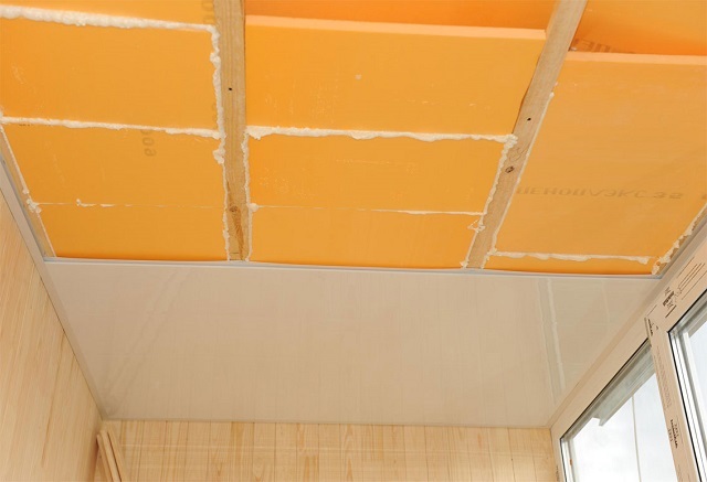 Установка утеплительных плит на потолке между направляющими обрешетки, с последующей отделкой ПВХ-панелями