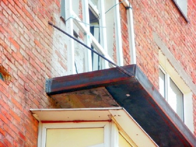 Балконная плита, заключенная в раму из швеллера, усиленная статной пластиной снизу и тяжем