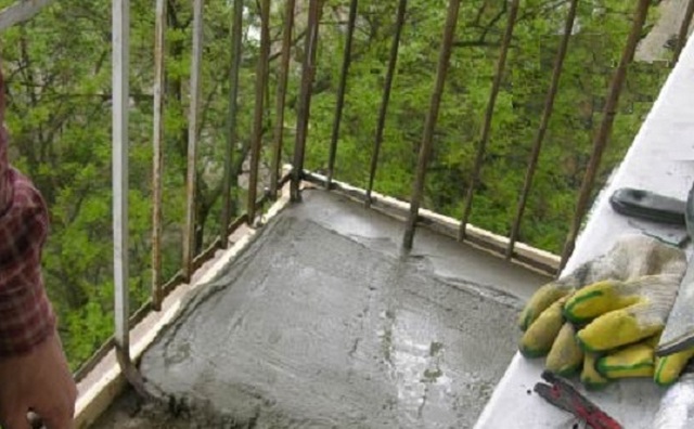 Заливка выравнивающей стяжки на балконной плите