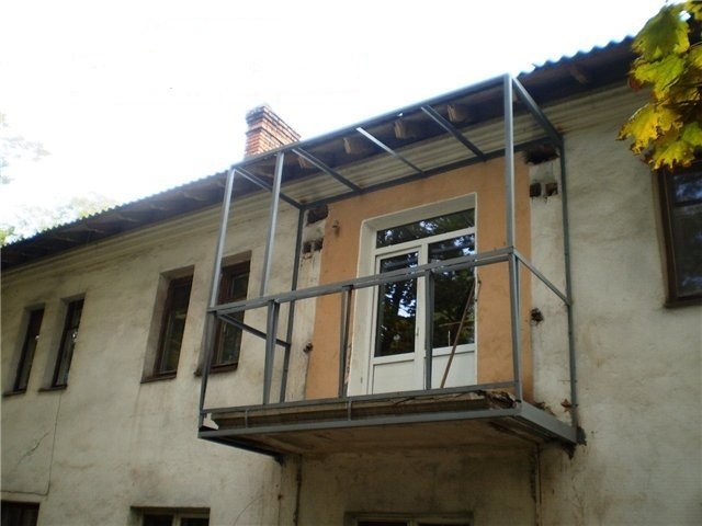 На прошедшем процедуру усиления балконе организуется небольшое расширения за счет выноса по верху ограждения