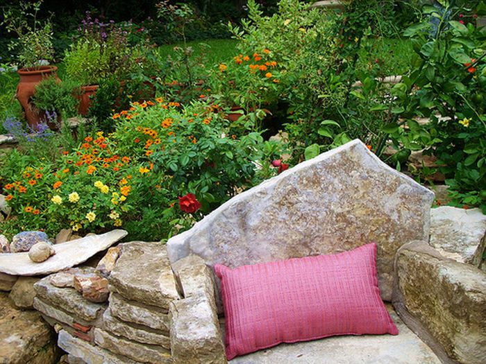 Садовые скамейки из камня