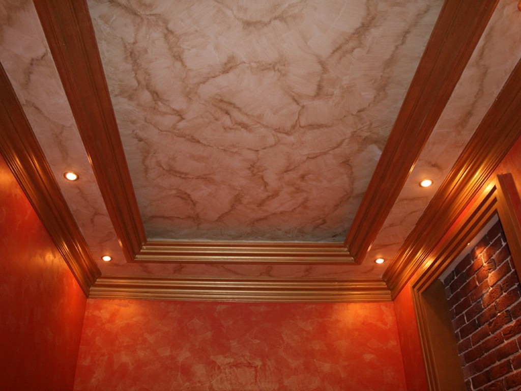 Потолок, оформленный декоративной штукатуркой