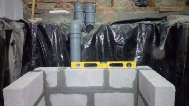 Трубы вентиляции прокладываются до кладки кирпичных стен или до заливки бетонных