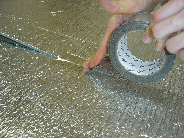 Стыки теплоотражающего слоя должны скрепляться алюминиевым скотчем