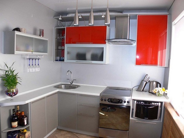 Г-образное размещение кухонного гарнитура - чаще всего будет оптимальным для тесного помещения