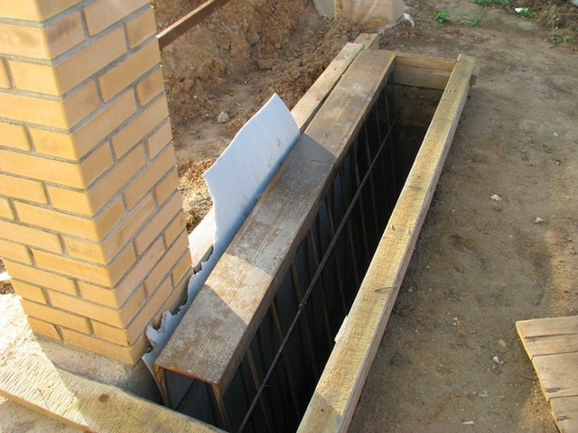 Обрезные доски по краям ямы помогут выровнять бетон по уровню