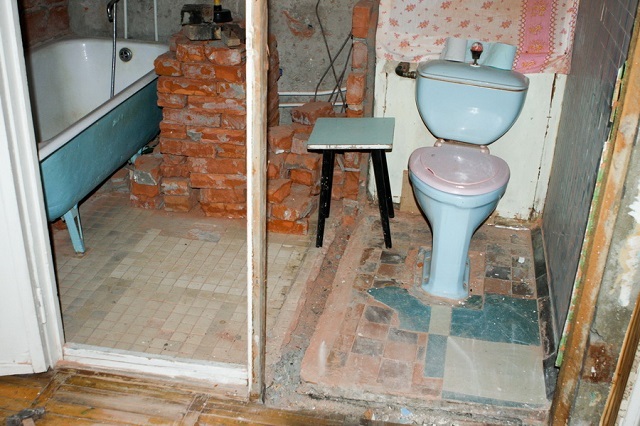 Демонтаж старой перегородки между туалетом и ванной