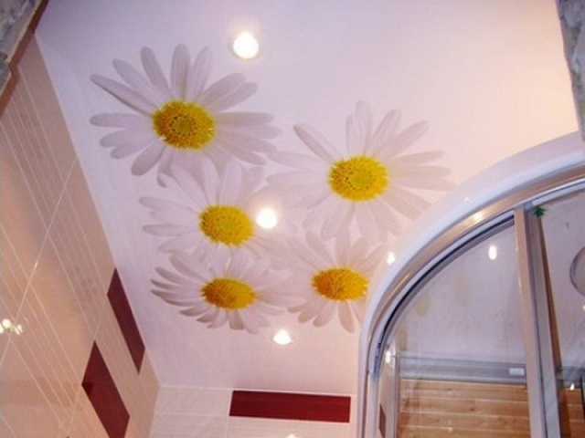 Важнейший элемент интерьера ванной комнаты - красиво оформленный потолок