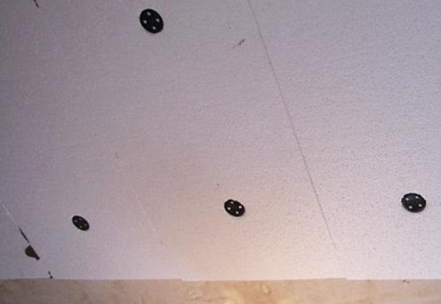Плиты пенопласта, закрепленные к поверхности потолка