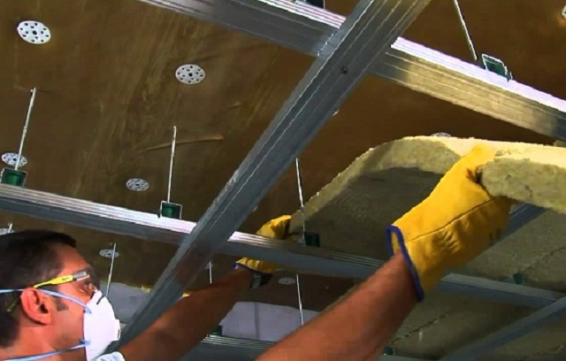 Если требуется каркасная конструкция, то она может крепиться  после отделки потолка 
