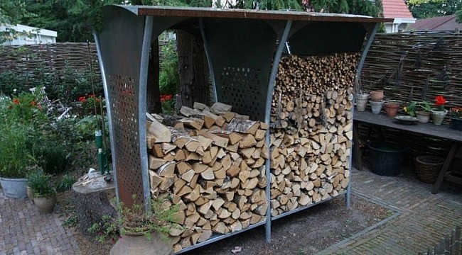 Система хранения дров из металла в саду