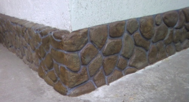 цоколь из цемента под камень