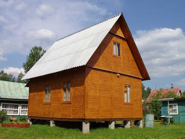 Деревянный домик на кирпичном столбчатом фундаменте