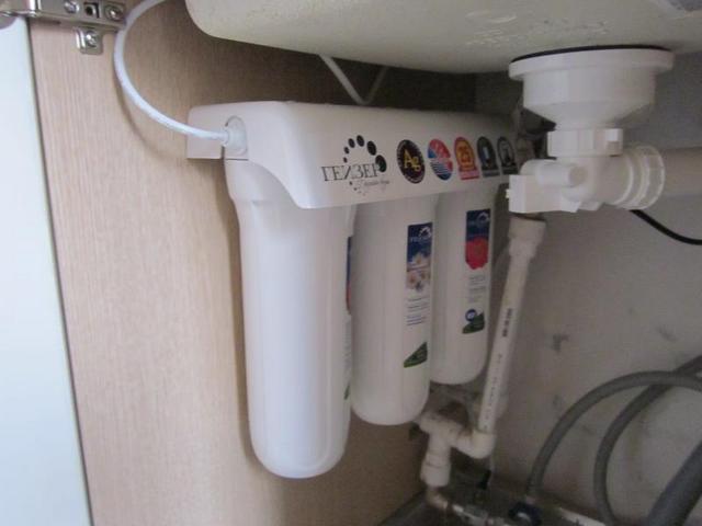 Компактная консольная система очистки воды с установкой под кухонной мойкой
