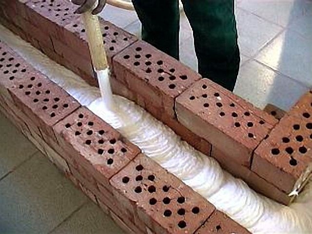 Оптимальный способ утепления стен свинарника – средним слоем между двумя сломи кирпичной кладки
