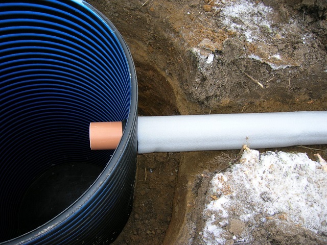 Сточная труба в утеплительном кожухе отведена выгребную яму