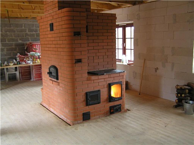 Печь совмещенная с камином - отличный вариант отопления дачного дома