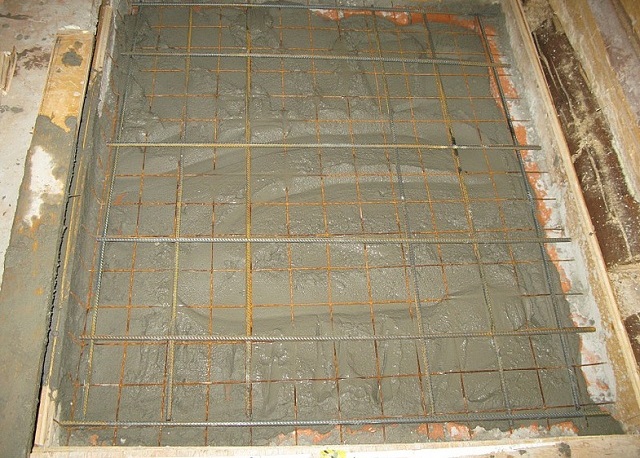 Верхний армирующий пояс можно просто притопить в свежезалитом бетонном растворе