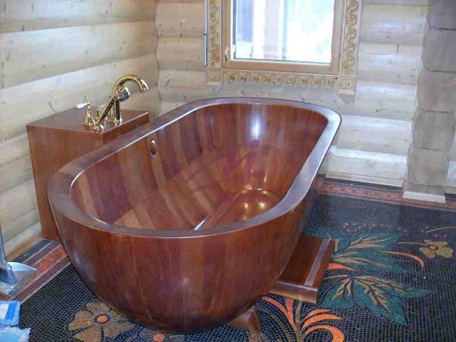 Про существование ванн из натуральной древесины многие даже не догадываются