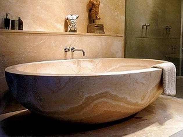 Мраморная ванна - атрибут богатой отделки интерьера 
